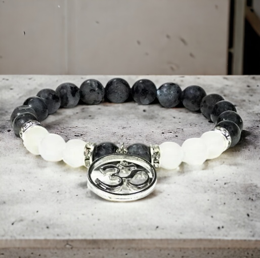Armband labradoriet en witte agaat met OHM
