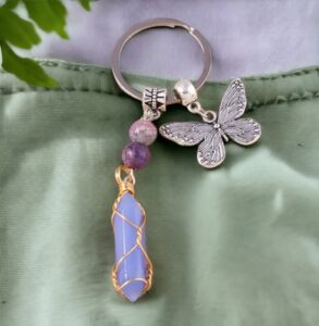 Vlinder sleutelhanger met blauw kristal