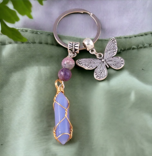 Vlinder sleutelhanger met blauw kristal