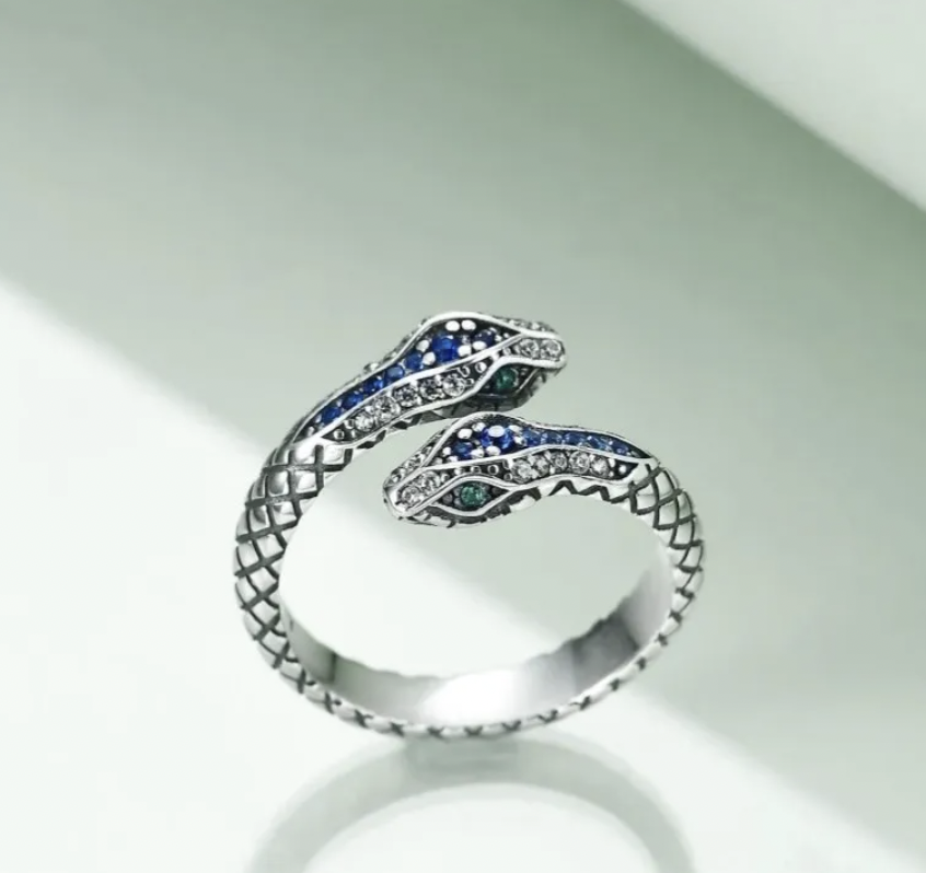 Zilverkleurige Slangen Ring met Zikroonstenen - Sieraden - Spiritueelboek.nl