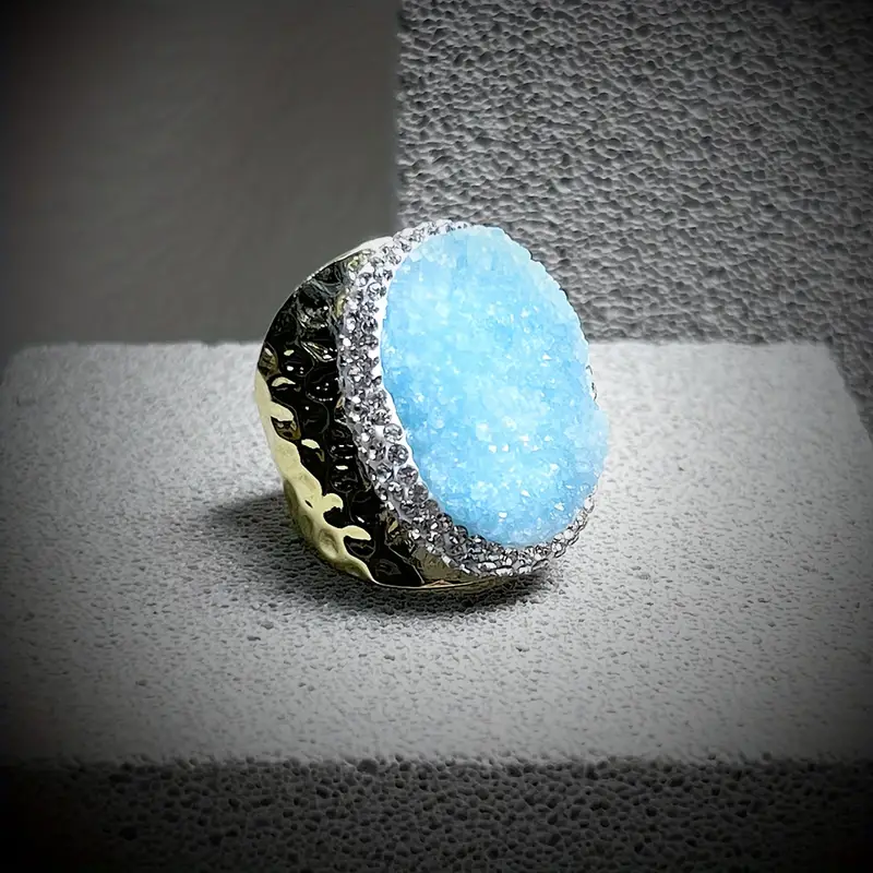 Goudkleurige ring met lichtblauwe agaat