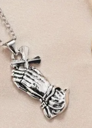 Zilverkleurige Ketting met Handen die een Kruis Vasthouden - Sieraden - Spiritueelboek.nl