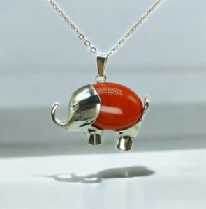 Ketting met olifant en rode agaat