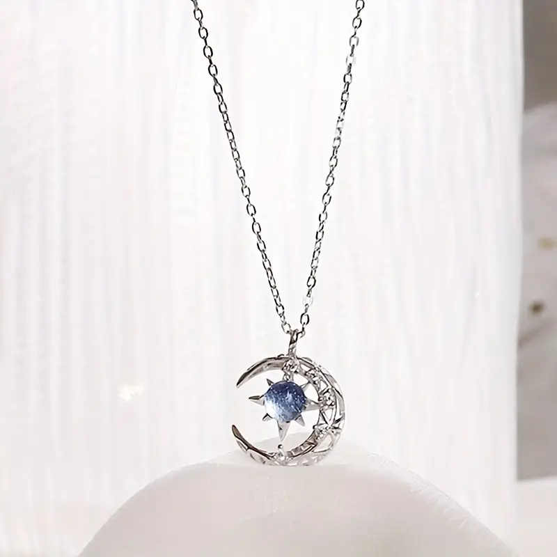 Zilverkleurige Ketting met Halve Maan en Blauw Kristal - Sieraden - Spiritueelboek.nl