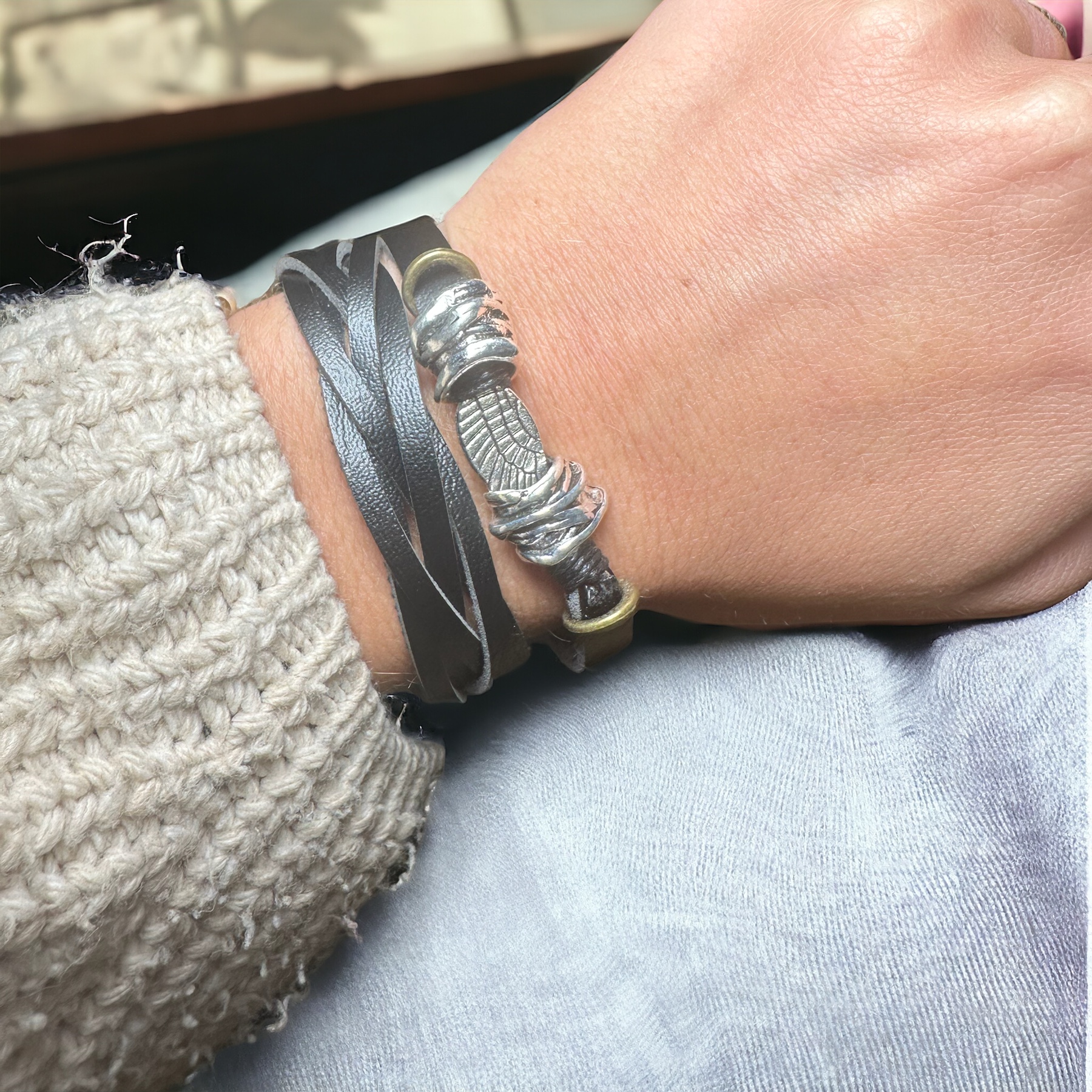 Zwarte leren armband met zilverkleurige vleugel - Sieraden - Spiritueelboek.nl