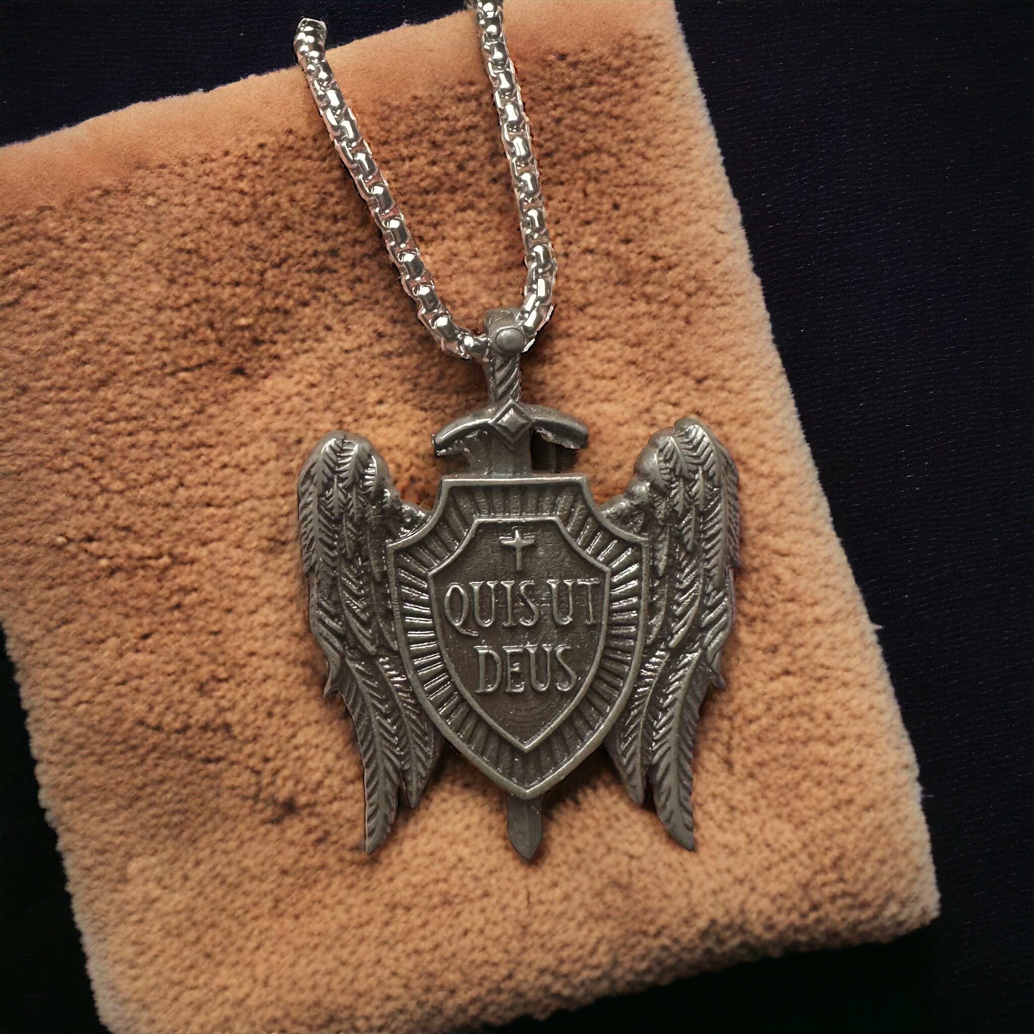 Zilverkleurige ketting met Zwarte Ridder Michael Hanger - Sieraden - Spiritueelboek.nl