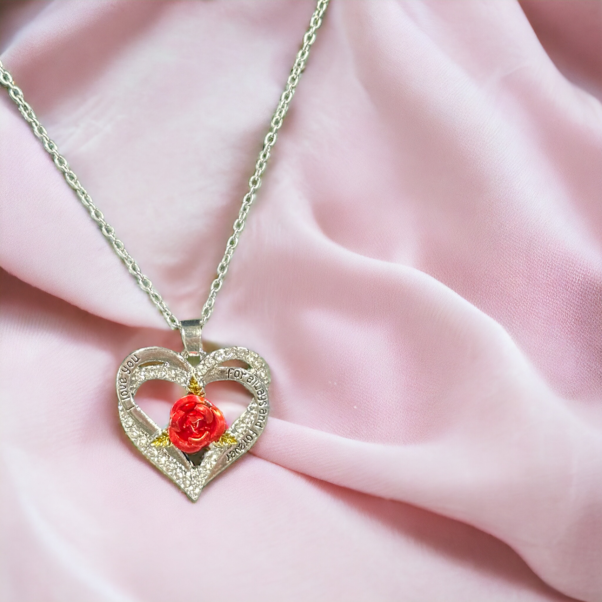Zilverkleurige ketting met liefdeshart en rode roos - Sieraden - Spiritueelboek.nl