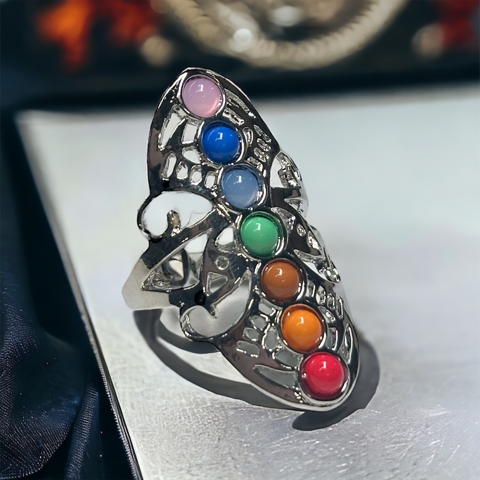 Zilverkleurige ring met 7 gekleurde chakra stenen - Sieraden - Spiritueelboek.nl