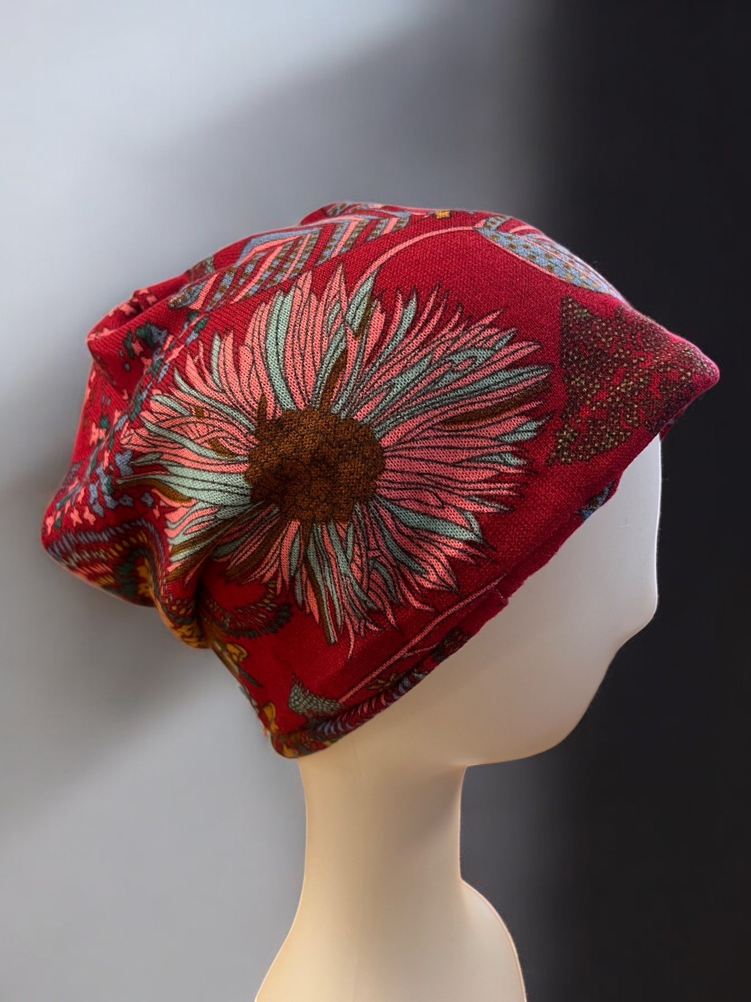 Boheemse muts rood bloem - Winter - Spiritueelboek.nl