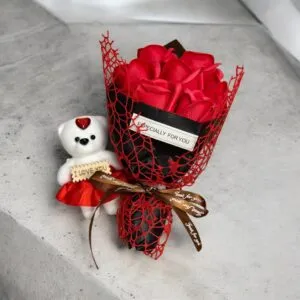 Bloemen met beertje voor valentijnsdag