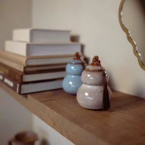 urn op een plank decoratie